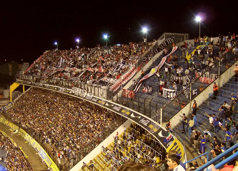 德比比赛中两队在看台前对峙的场面(对抗尺度由主裁在前十分钟定义)
